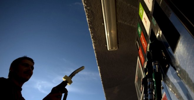 Un hombre se dispone a repostar su vehículo en una gasolinera en la localidad malagueña de Ronda. AFP/ Jorge Guerrero