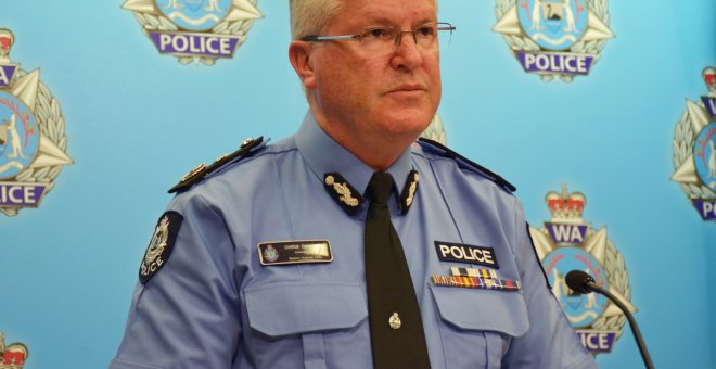 El comisionado de policía Chris Dawson se dirige a los medios en Perth/Reuters