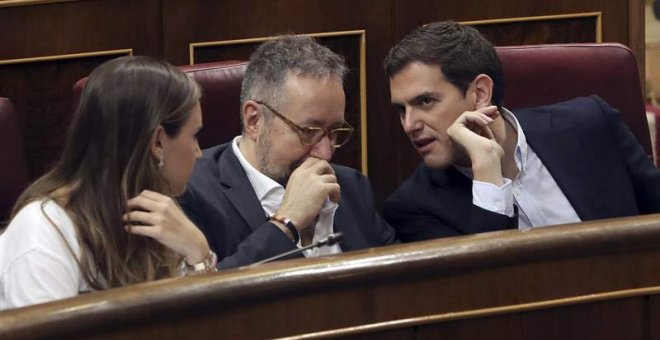 El líder de Ciudadanos, Albert Rivera (d), conversa con el portavoz parlamentario de la formación, Juan Carlos Girauta, y la secretaria de Juventud, Melisa Rodríguez. (J.J.GUILLÉN | EFE)