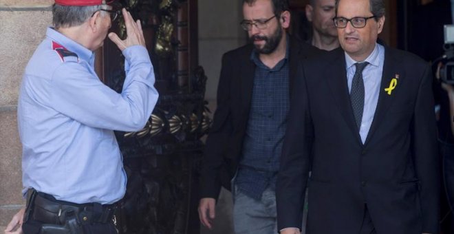 El candidato a presidente de la Generalitat, Quim Torra (d), sale del Parlament tras la reunión que mantenido el grupo parlamentario de JxCat que ha contado con la presencia telemática desde Berlín de Carles Puigdemont , Neus Munté, Marta Pascal y Mercè C