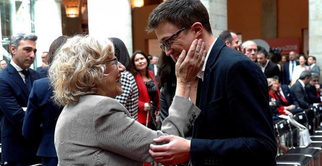 La alcaldesa de Madrid, Manuela Carmena, y el diputado de Podemos Iñigo Errejón durante el acto conmemorativo de la Fiesta del 2 de Mayo EFE/CHEMA MOYA