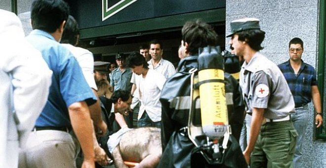 Fotografía de archivo tomada el 19 de junio de 1987, en la que se ve al traslado de una de las víctimas del atentado perpetrado por ETA en el supermercado Hipercor de Barcelona, en el que murieron quince personas y 35 resultaron heridas./ EFE