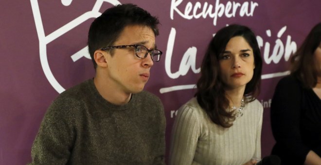 El secretario de Política de Podemos, Íñigo Errejón, acompañado por la diputada Clara Serra. /EFE