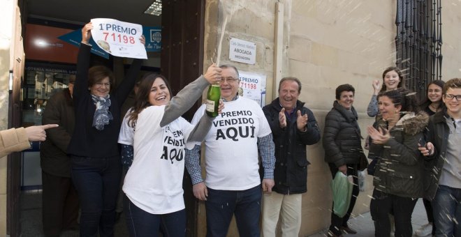 Varias personas celebran un premio de Lotería. E.P.