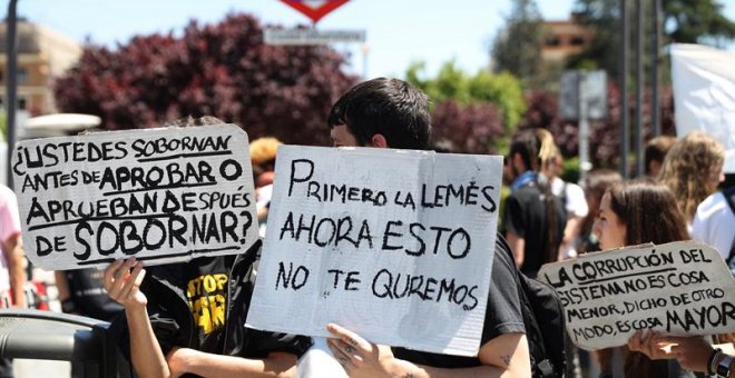 Pancarta de los estudiantes de la UCM contra Cifuentes/EFE