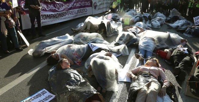 Un momento de la manifestación del movimiento feminista por el "Incumplimiento del pacto de estado contra la violencia de género", esta tarde en Madrid. EFE