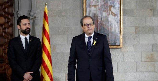 Quim Torra (d), acompañado por el presidente del Parlament, Roger Torrent (i), toma posesión de su cargo como presidente de la Generalitat en un acto celebrado hoy en el Saló Verge de Montserrat del Palau de la Generalitat. EFE/Alberto Estéve Foto del 17/