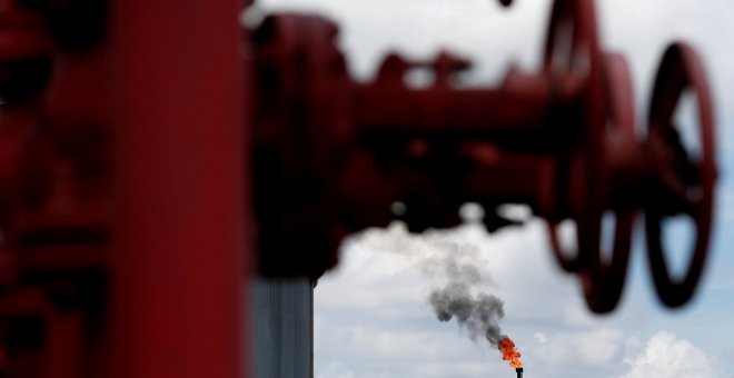 Una llamarada en una chimenea de la refinería Sapugaskanda de la Ceylon Petroleum Corporation (CPS) en Colombo (Sri Lanka). REUTERS / Dinuka Liyanawatte