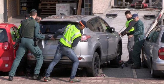 17/05/2018.- Fotografía facilitada por la Guardia Civil, de varios efectivos que, en el marco de la operación "Zerga", incautan esta mañana en el polígono industrial Beurko de Barakaldo (Vizcaya), un vehículo Toyota RAV4 propiedad de uno de los condenados