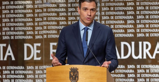 El secretario general del PSOE, Pedro Sánchez, durante la rueda de prensa posterior al encuentro de trabajo mantenido con el presidente de la Junta de Extremadura, Guillermo Fernández Vara, en Mérida. EFE/Jero Morales