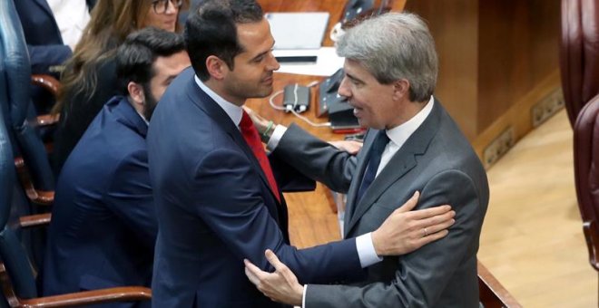 El presidente de la Comunidad de Madrid, Ángel Garrido, es felicitado por Ignacio Aguado en la cámara regional/EFE