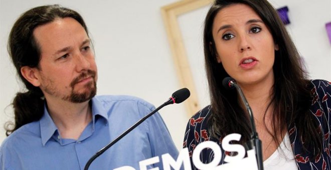 El secretario general de Podemos, Pablo Iglesias, y la portavoz parlamentaria, Irene Montero, durante su comparecencia hoy en rueda de prensa, en la que han anunciado que someterán sus cargos a la decisión de los inscritos de Podemos, tras la polémica sus