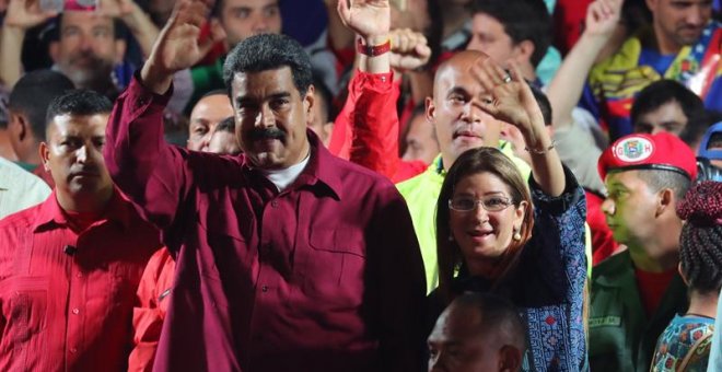 El presidente venezolano, Nicolás Maduro, y su esposa, Cilia Flores, saludan tras conocer los resultados de las elecciones./ EFE