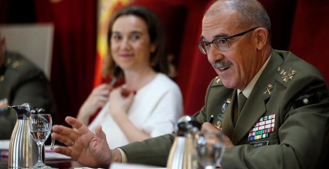 La alcaldesa de Logroño, Concepción Gamarra, junto con el general del Ejército de Tierra, Fernando Alejandre, durante la presentación de los actos con motivo del Día de las Fuerzas Armadas 2018, que se celebrará en Logroño el próximo 26 de mayo. EFE/ Fern