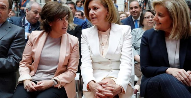 De izquierda a derecha la vicepresidenta del Gobierno, Soraya Sáenz de Santamaría, la ministra de Defensa, María Dolores de Cospedal, y la ministra de Empleo y Seguridad Social, Fátima Báñez, durante el acto de toma de Posesión de Ángel Garrido como presi