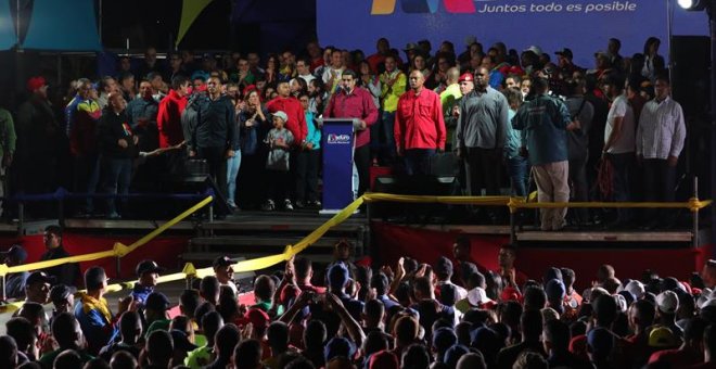 El presidente venezolano, Nicolás Maduro (c), habla tras conocer los resultados de las elecciones hoy, domingo 20 de mayo de 2018, en Caracas (Venezuela). Maduro agradeció a los electores por la victoria con 5.823.728 votos, lo que representó poco más del