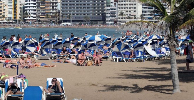 La playa de Las Canteras, ubicada en la ciudad de Las Palmas de Gran Canaria. EFE/Elvira Urquijo A./Archivo