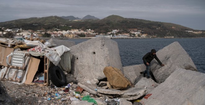 Decenas de menores migrantes no acompañados, (menas) duermen en las calles de Ceuta al margen de los sistemas de protección. La ONG Save the Children denuncia que estos niños son tratados como extranjeros y no reciben la protección suficiente.- PEDRO ARME