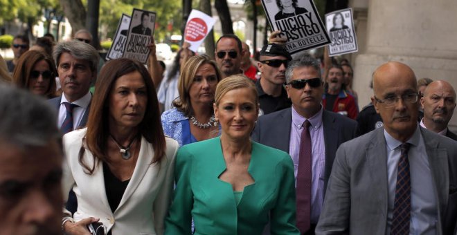 Cristina Cifuentes, con la que fue su jefa del gabinete de Comunicación, Marisa González (i). / EFE