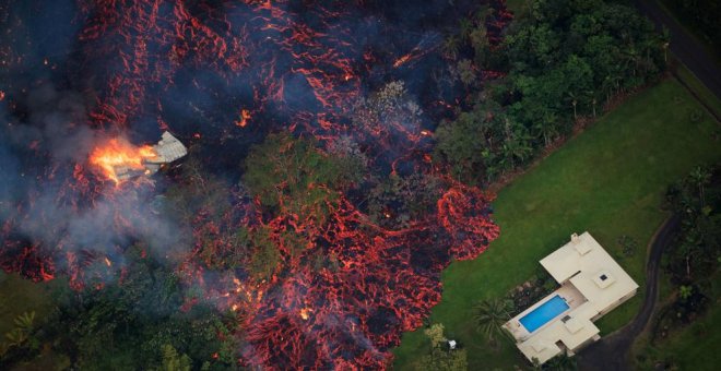 Lava del volcán aproximándose a una vivienda - Bruce Omori/ EFE