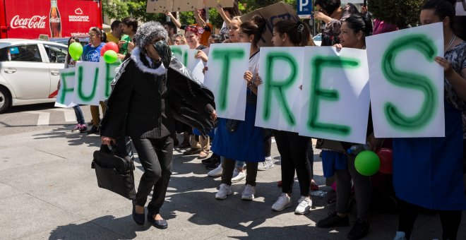 Una mujer disfrazada de buitre durante la protestas contra los fondos de inversión junto al Hotel Palace de Madrid. -JAIRO VARGAS