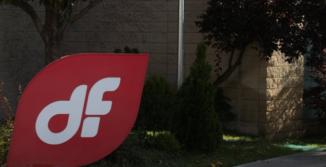 El logo de la empresa de ingeniería Duro Felguera en el exterior de su sede en Madrid. REUTERS/Sergio Perez