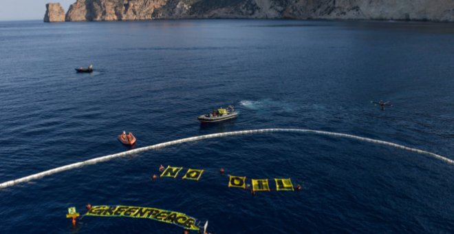 Una protesta de Greenpeace contra las prospecciones en Baleares. PEDRO ARMESTRE (GREENPEACE)