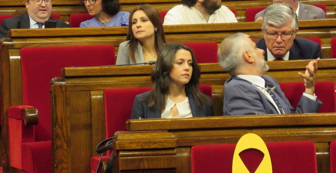 Los partidos acuerdan mantener el lazo amarillo del Govern pero en la bancada de Torra. / Europa Press