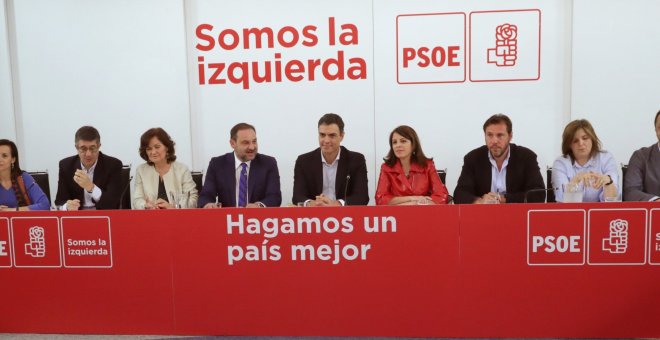 El secretario general del PSOE, Pedro Sánchez, durante la reunión de la Ejecutiva Federal del partido, en la sede de Ferraz. Junto a Sánchez, Beatriz Corredor, Patxi López, Carmen Calvo, José Luis Ábalos, Adriana Lastra, Óscar Puente, Pilar Cancela y Alfo