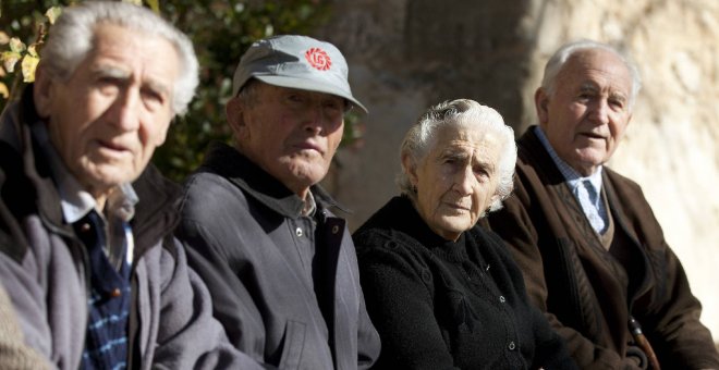 Las pensiones de viudedad y las de jubilación de los autónomos bordean el umbral de la pobreza, mientras que las no contributivas se sitúan claramente por debajo de él/EFE