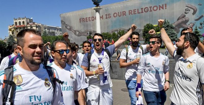 26/05/2018.- Real Madrid fans gather in Maidan Square, Kiev, Ukraine, 26 May 2018. Real Madrid will face Liverpool FC in the UEFA Champions League final at the NSC Olimpiyskiy stadium on 26 May 2018. (Liga de Campeones, Ucrania) EFE/EPA/GEORGI LICOVSKI