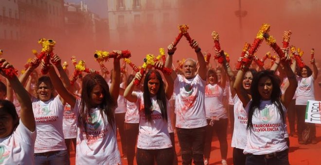 27/05/2018.- Más de 180 entidades se darán cita para pedir el fin de la tauromaquia "en todas sus formas" en un acto que arranca con medio millar de activistas rompiendo banderillas para crear una "nube roja" que simboliza la sangre de los animales que mu