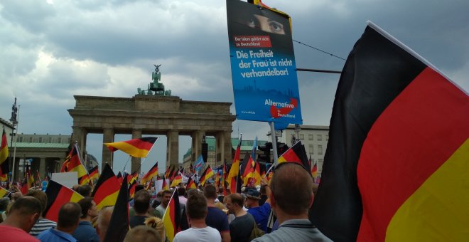 Seguidores de la AfD escuchan los discursos ante la Puerta de Branderburgo. JAVIER PÉREZ DE LA CRUZ