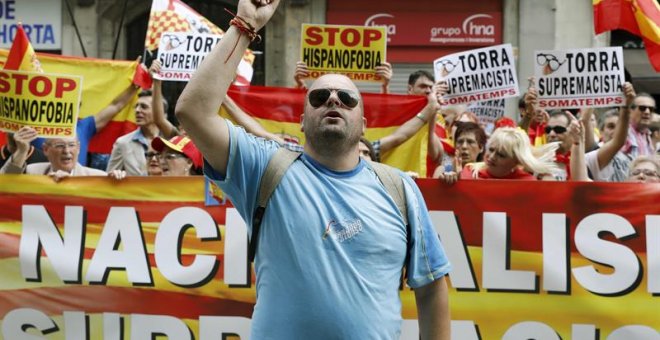 Un millar de personas se han manifestado esta mañana por el centro de la ciudad por la unidad de España, contra el presidente de la Generalitat, Quim Torra, y para denunciar la "discriminación" de una parte de los catalanes. EFE/ Andreu Dalmau