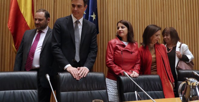 El secretario general del PSOE, Pedro Sánchez, con el secretario de Organización del PSOE, José Luis Ábalos, la vicesecretaria general, Adriana Lastra (3d), y la portavoz parlamentaria, Margarita Robles durante la reunión del grupo parlamentario socialist