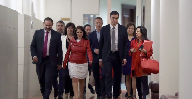 El secretario general del PSOE, Pedro Sánchez, con el secretario de Organización socialista, José Luis Ábalos, la vicesecretaria general, Adriana Lastra, y la portavoz parlamentaria, Margarita Robles, tras la reunión de grupo parlamentario en el Congreso