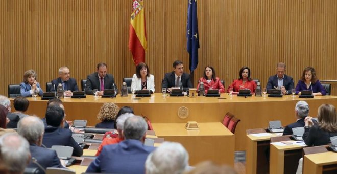 De izquierda a derecha, la secretaria general del PSOE en el Senado, María Luisa Carcedo, el diputado Rafael Simancas, el secretario de Organización del PSOE, José Luis Ábalos, la presidenta del PSOE, Cristina Narbona, el secretario general de la formació