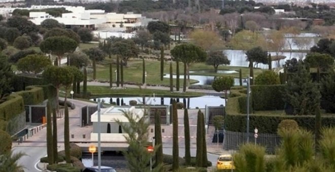 Vista de la entrada en la urbanización La Finca, en la localidad madrileña de Pozuelo de Alarcón.