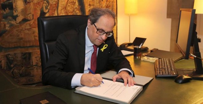 Fotografía facilitada por la Generalitat del presidente, Quim Torra, firmando hoy un nuevo decreto de nombramiento de los consellers que formarán su Govern, sustituyendo a los que se encuentran en prisión -Jordi Turull y Josep Rull- y a los que se encuent