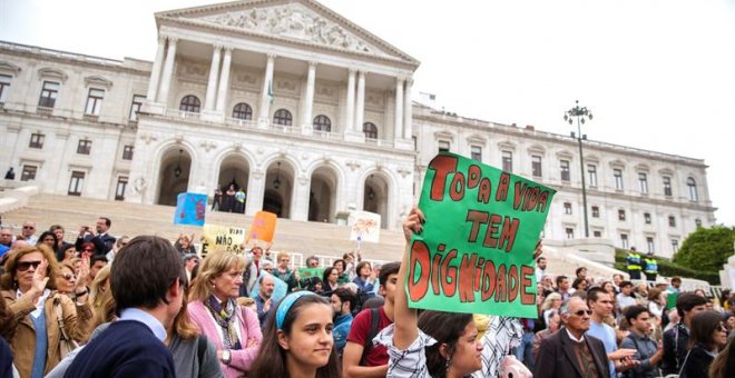 Varios ciudadanos se manifiestan en contra de la eutanasia ante el Parlamento portugués. EFE/ Tiago Petinga