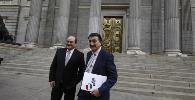 Andoni Ortúzar y Aitor Esteban posan a las puertas del Congreso. EUROPA PRESS