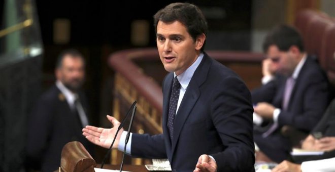 El presidente de Ciudadanos, Albert Rivera, durante su intervención en el debate de la moción de censura presentada por el PSOE contra el presidente del Gobierno, Mariano Rajoy, hoy en el Congreso de los Diputados. EFE/Kiko Huesca