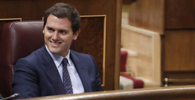 Albert Rivera mira a la bancada de Podemos durante el debate sobre la moción de censura. (JAVIER LIZÓN | EFE)