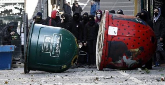 Imagen de archivo de una barricada durante los incidentes de Pamplona del 11 de marzo de 2017. Foto: EFE