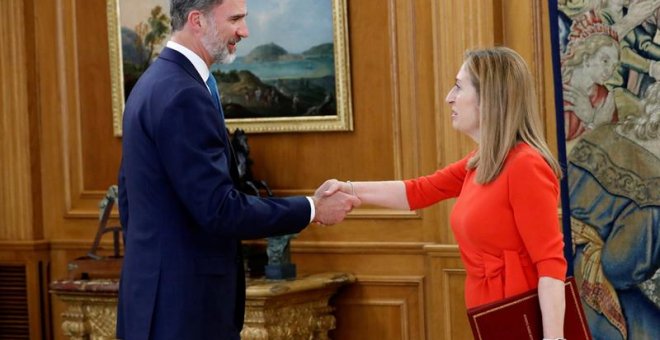 01/06/2018.- El rey Felipe recibe a la presidenta del Congreso, Ana Pastor, quien le ha comunicado formalmente la investidura de Pedro Sánchez como presidente del Gobierno al prosperar la moción de censura contra Mariano Rajoy. EFE/Casa S.M. El Rey/FRANCI