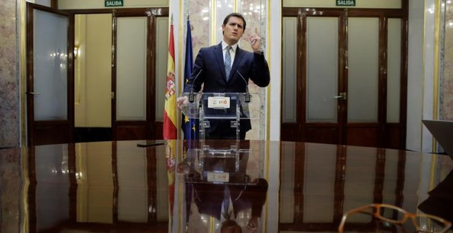 El presidente de Ciudadanos, Albert Rivera, durante la rueda de prensa ofrecida al término del pleno del Congreso que ha aprobado hoy la moción de censura presentada por el PSOE contra Mariano Rajoy y que hace presidente del Gobierno al líder socialista,