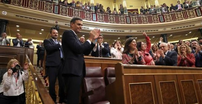 El líder socialista, Pedro Sánchez, es aplaudido por toda la bancada socialista tras las votaciones de la moción de censura presentada por su partido contra Mariano Rajoy, que han hecho presidente al secretario general del PSOE. EFE/J.J. Guillén