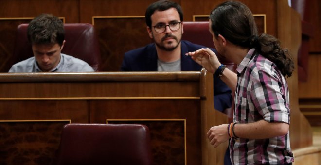 El secretario de Análisis Estratégico de Podemos, Íñigo Errejón, el líder de IU, Alberto Garzón y el líder de Podemos, Pablo Iglesias, conversan durante el pleno del Congreso de los Diputados. EFE/Chema Moya