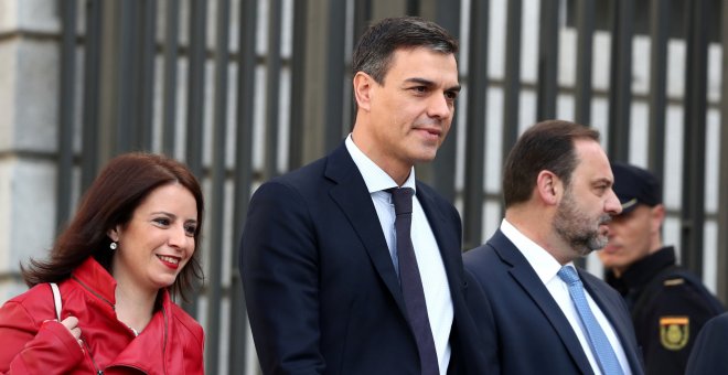 Pedro Sánchez con la vicesecretaria general del PSOE , Adriana Lastra, y el secretario de Organización, Jose Luis Ábalos, a su llegada el viernes al Congreso de los Diputados para la segunda sesión de la moción de censura. REUTERS/Sergio Perez