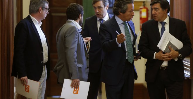 Los diputados de Ciudadanos José Manuel Villegas y Miguel Giménez, con los del PP Rafael Hernando, Crlos Floriano y José Antonio Bermúdez de Castro, tras una reunión de la Junta de Portavoces del Congreso de los Diputados. EFE